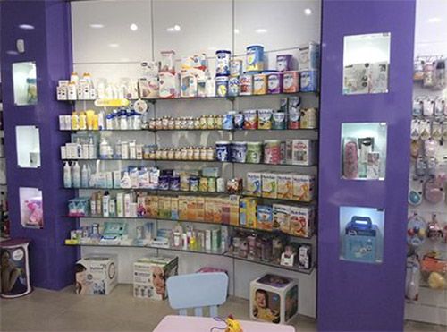 Farmacia González Álvarez productos en vitrinas